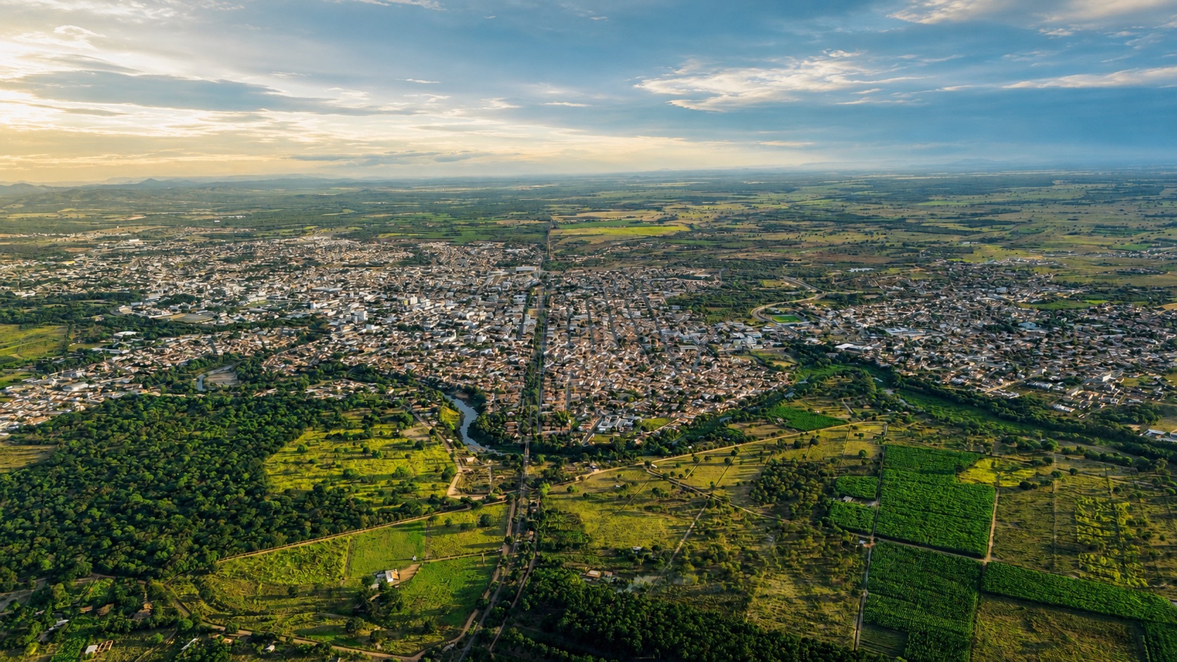 Vista aérea da cidade registrada por drone pela PRISMA MINEIRO