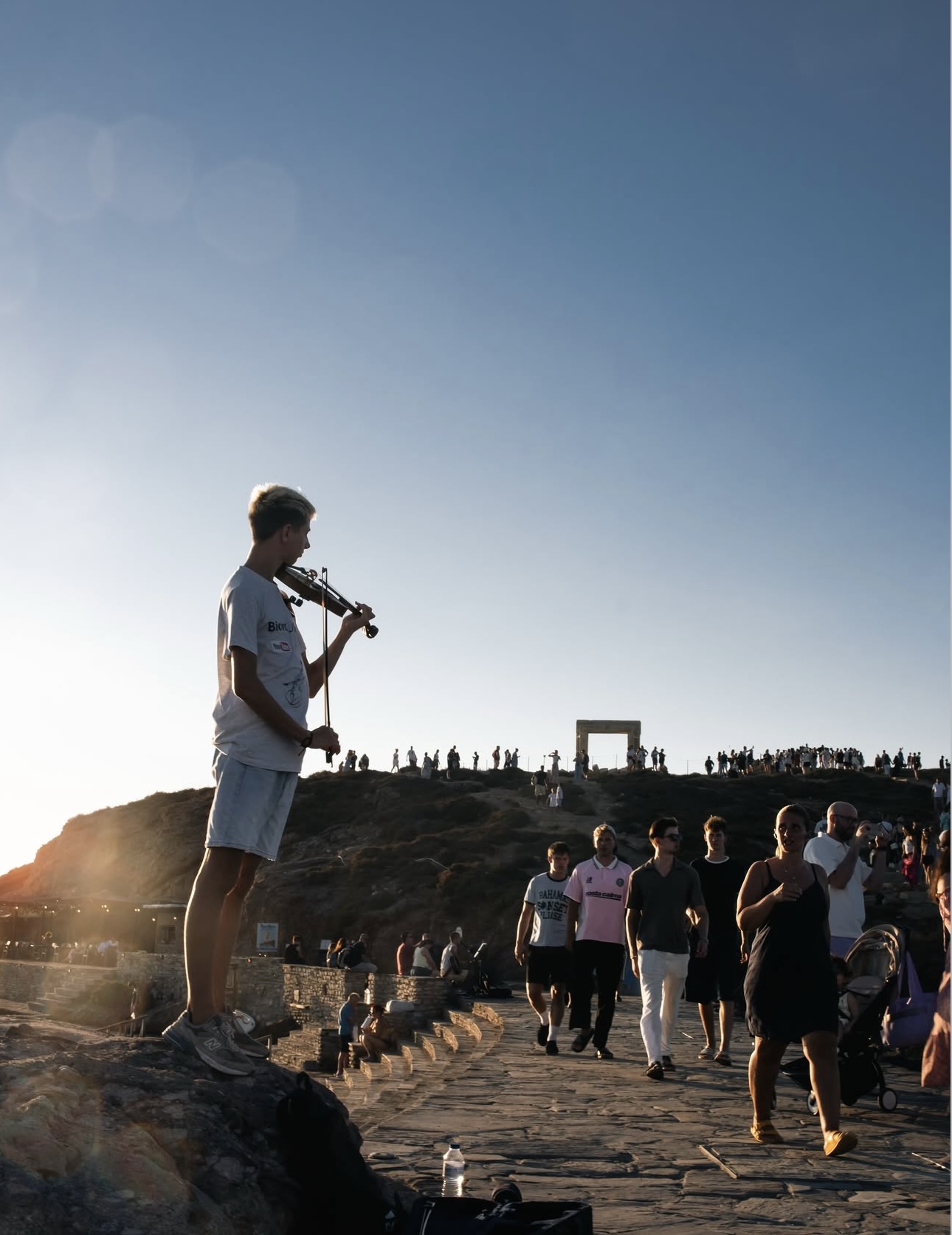 Violinista ao pôr do sol na Grécia