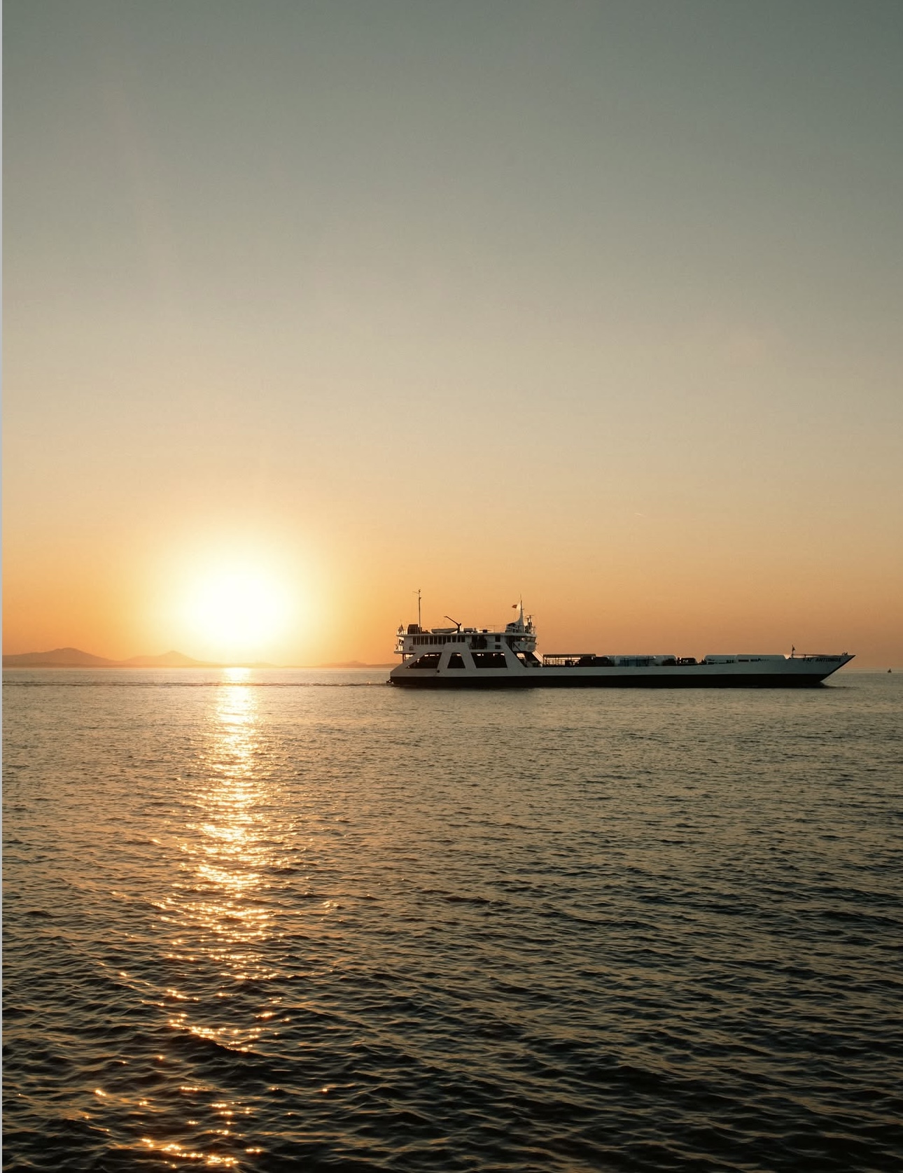 Ferry no mar ao pôr do sol na Grécia