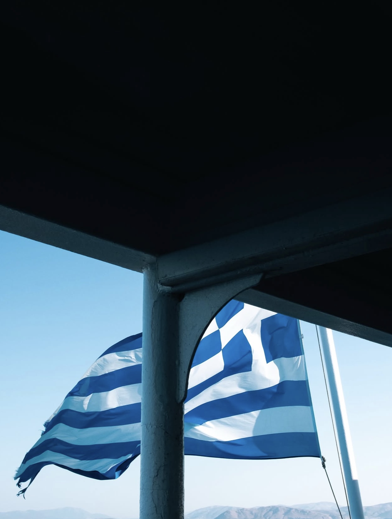 Bandeira grega fotografada contra o céu