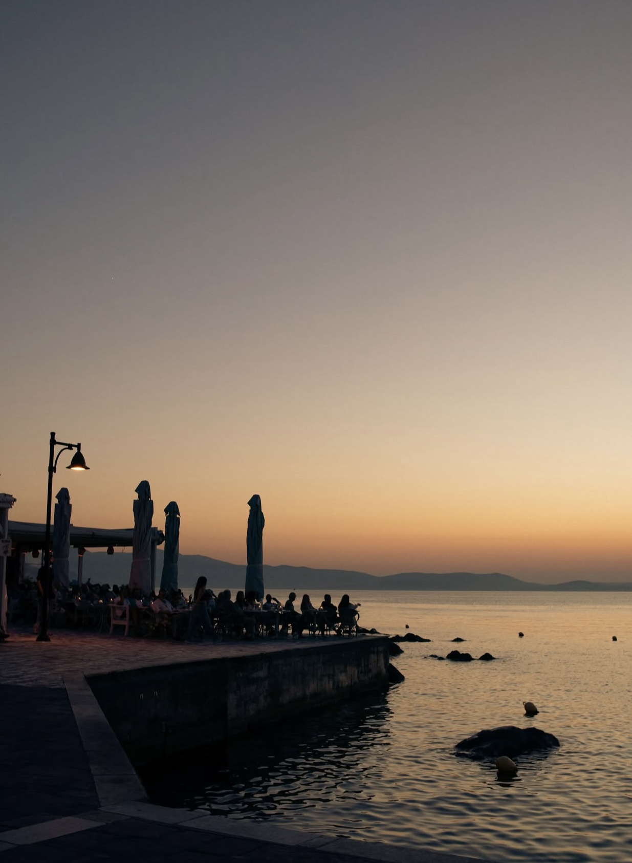 Orla da Grécia ao pôr do sol
