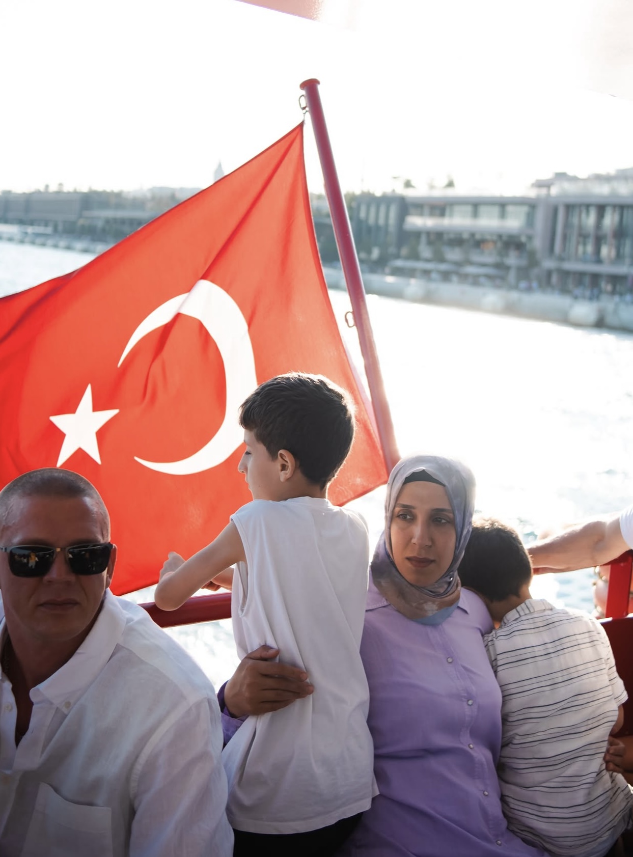 Balsa em Istambul com bandeira turca
