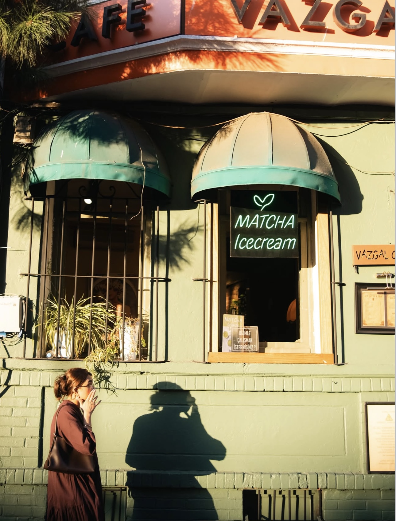 Fachada colorida de café em Istambul