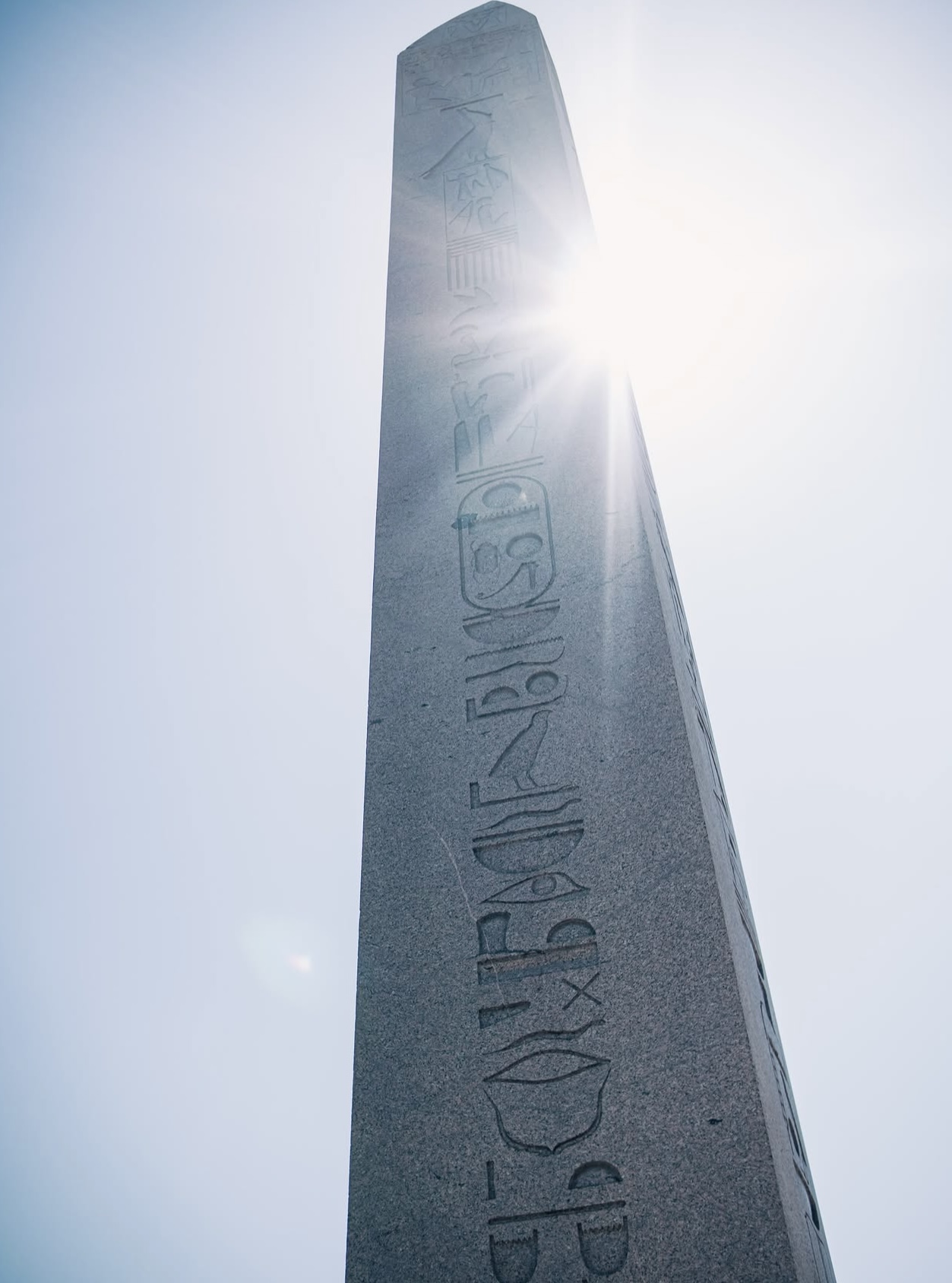 Obelisco iluminado pelo sol em Istambul